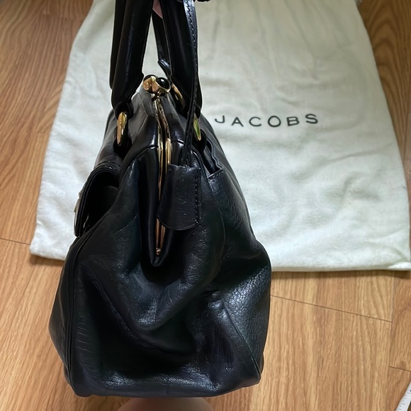 Marc Jacobs leather top handle / shoulder bag. Black leather with gold hardware - Picture 13 of 13